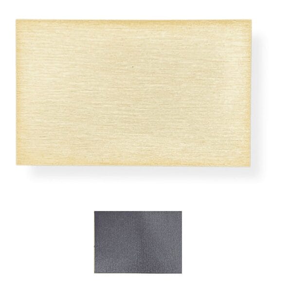 Drewniana Baza Magnes Prostokąt 7,9 x 4,9 cm DIY Sklejka Cięta Laserowo Drewniana baza magnes prostokąt DIY ze sklejki o wymiarach 7,9 x 4,9 cm pokazana z małym czarnym elementem dla porównania skali.