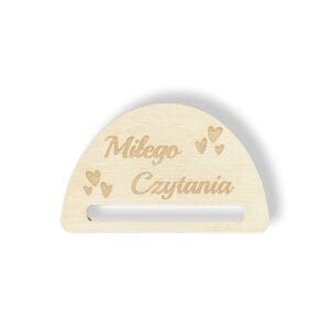 Drewniana baza zakładka do książki z grawerem "Miłego Czytania" i motywem serc, wykonana ze sklejki.
