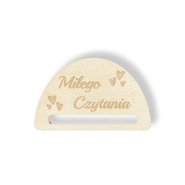 Drewniana baza zakładka do książki z grawerem "Miłego Czytania" i motywem serc, wykonana ze sklejki.