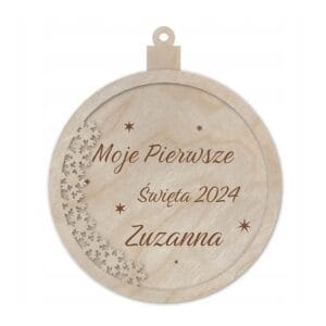 Drewniana bombka 3D personalizowana z grawerowanym napisem „Moje Pierwsze Święta 2024 Zuzanna” oraz motywem śnieżynek.