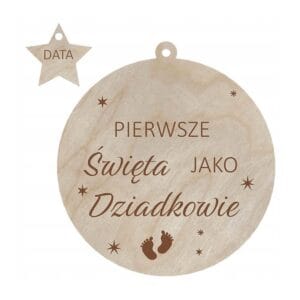 Drewniana bombka personalizowana na pierwsze święta dziadków z grawerem i dołączona mała gwiazdka na datę.
