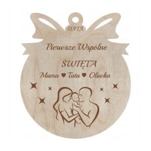 Drewniana bombka personalizowana o średnicy 10 cm z grawerem "Pierwsze wspólne Święta", imionami i motywem rodziny.