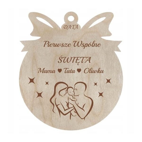 Drewniana bombka personalizowana o średnicy 10 cm z grawerem "Pierwsze wspólne Święta", imionami i motywem rodziny.