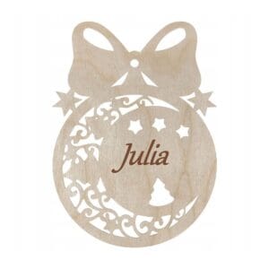 Drewniana bombka personalizowana z grawerowanym imieniem Julia i ażurowym wzorem z gwiazdkami, o wymiarach 7,7 x 10,5 cm.