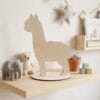 Drewniana figurka alpaka z podstawką DIY 10 cm na półce w pokoju dziecięcym w otoczeniu zabawek i dekoracji.