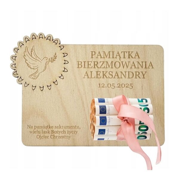 Drewniana kartka na Bierzmowanie 11x15 cm ze spiętymi różową wstążką zwiniętymi banknotami euro oraz wygrawerowaną gołębicą i życzeniami.