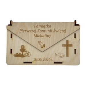 Drewniana koperta pamiątkowa na Pierwszą Komunię Świętą Michaliny z grawerem i datą, wykonana ze sklejki o wymiarach 17x10x3 cm.