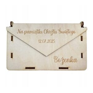 Drewniana koperta personalizowana z grawerem życzeń ze sklejki 17 x 10 cm z napisem na chrzest.