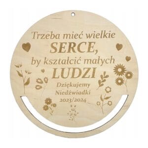 Spersonalizowana okrągła drewniana obręcz do makramy 29 cm z grawerowanym tekstem i motywem kwiatowym.