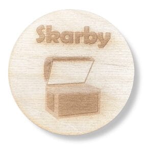 Okrągła, grawerowana drewniana plakietka "Skarby" ze sklejki brzozowej o średnicy 7,8 cm z motywem skrzyni.