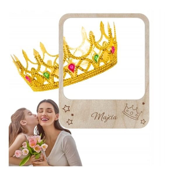 Drewniana ramka na zdjęcie 11 x 14 cm z personalizowanym imieniem Majcia oraz ozdobnym grawerem z motywem korony.