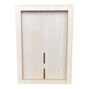 Drewniana ramka na zdjęcie DIY ze sklejki 12 x 17 cm pokazana w całości od przodu na białym tle.