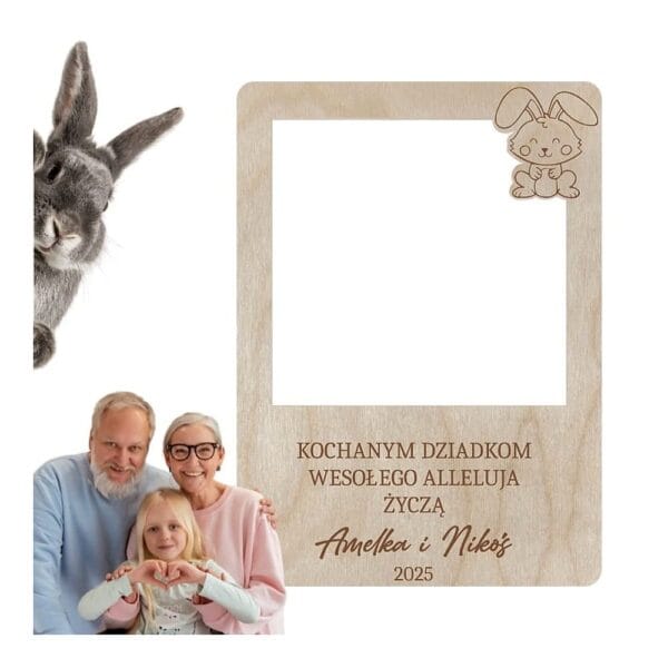 Drewniana ramka na zdjęcie z zajączkiem i grawerem życzeń wielkanocnych oraz zdjęciem rodziny z dzieckiem.