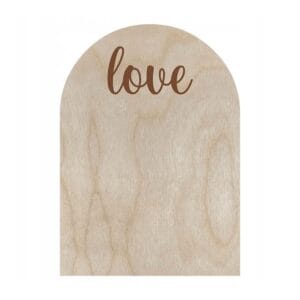 Drewniana ramka personalizowana ze sklejki o wymiarach 13,6 x 18,9 cm z wygrawerowanym napisem love.