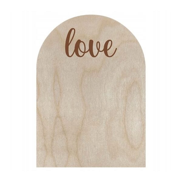 Drewniana ramka personalizowana ze sklejki o wymiarach 13,6 x 18,9 cm z wygrawerowanym napisem love.