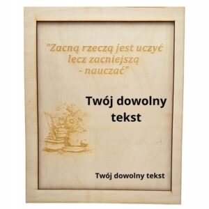 Drewniana ramka z grawerem na podziękowanie nauczycielowi pokazana z uśmiechniętą kobietą w żółtym swetrze wskazującą na dedykację.