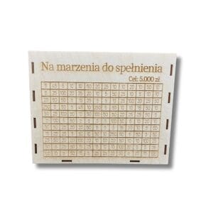 Drewniana Skarbonka Wykreślanka na Marzenia do Spełnienia z grawerowaną tabelą kwot do odkładania 5000 zł.