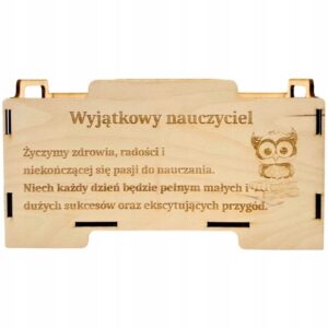 Drewniana skrzynka personalizowana grawerem laserowym 20 x 9 x 8 cm z zestawem prezentowym, kawą, czekoladkami i fioletowymi kwiatami.