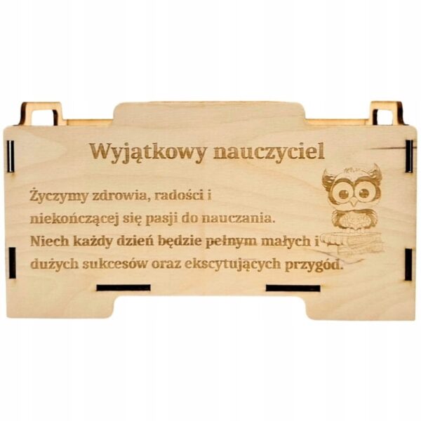 Drewniana skrzynka personalizowana grawerem laserowym 20 x 9 x 8 cm z zestawem prezentowym, kawą, czekoladkami i fioletowymi kwiatami.