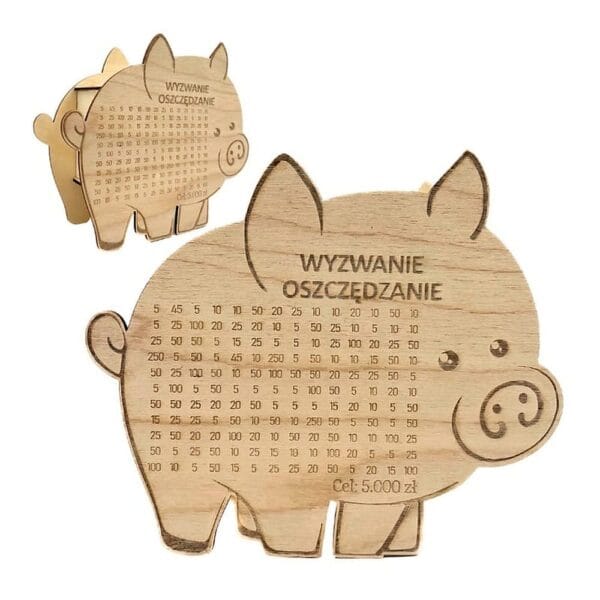 Drewniana świnka skarbonka personalizowana z grawerem wyzwanie oszczędzania z widoczną tabelą kwot na boku.
