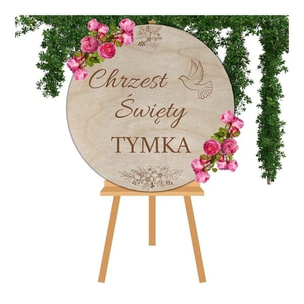 Drewniana tablica powitalna na chrzest koło 50 cm z imieniem na stojaku, ozdobiona motywem róż i gołębicy.