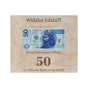 Drewniana tabliczka urodzinowa z grawerem tekstowym „Widzisz Edziu?!” i przypiętym banknotem pięćdziesięciozłotowym.