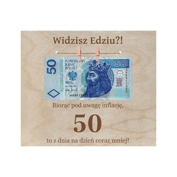 Drewniana tabliczka urodzinowa z grawerem tekstowym „Widzisz Edziu?!” i przypiętym banknotem pięćdziesięciozłotowym.