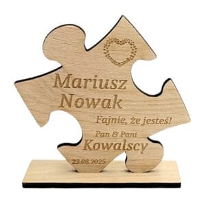 Drewniana winietka ślubna i podziękowanie personalizowane puzzle 8 x 8 cm ze sklejki z grawerem imienia na stojaku.