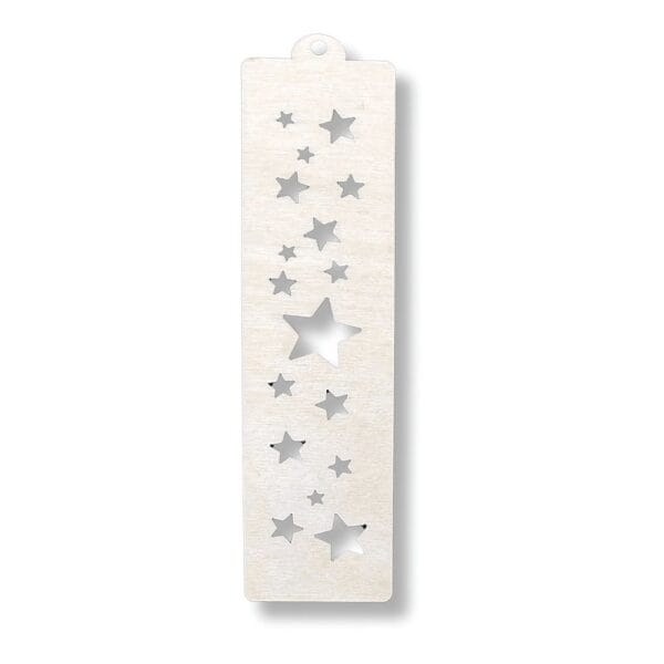Drewniana zakładka do książki gwiazda DIY o wymiarach 14,9 x 3,9 cm z wyciętymi laserowo wzorami gwiazdek.