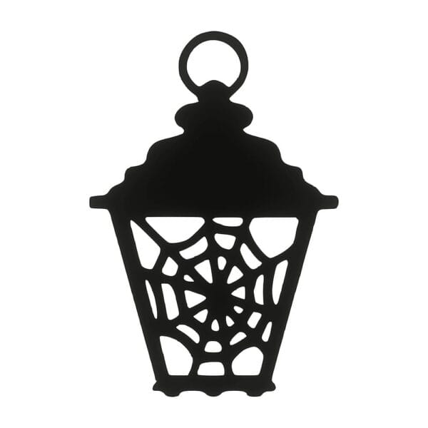 Czarna drewniana zawieszka Lampion Halloween z motywem pajęczyny z płyty HDF o wymiarach 13,5 x 20 cm.