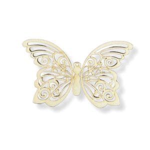Drewniana zawieszka motyl ze sklejki laser 10 x 6 cm z precyzyjnie wyciętymi ażurowymi wzorami i otworem u góry.