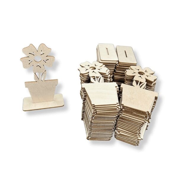 Zestaw 50 sztuk drewnianych bratek dekoracyjnych ze sklejki o wysokości 13,5 cm obok pojedynczego, złożonego kwiatka.