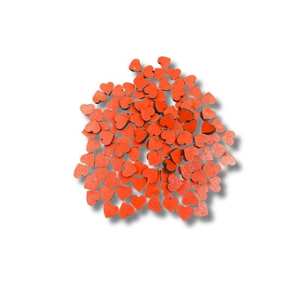 Dekoracyjne Serduszka Mini Scrapki 1 cm 100 szt Zestaw 100 czerwonych dekoracyjnych serduszek mini scrapków o rozmiarze 1 cm rozsypanych na jasnym tle.