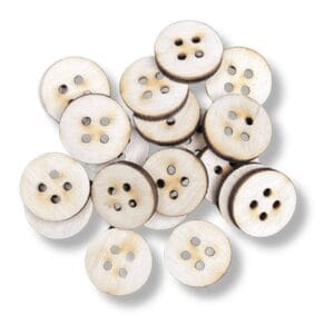 Zestaw okrągłych, naturalnych guzików drewnianych DIY o średnicy 20 mm w ułożeniu kompozycyjnym.