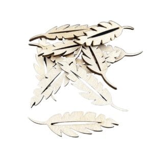 Zestaw 10 sztuk laserowo ciętych drewnianych liści ze sklejki o wymiarach 8 x 2,2 cm do dekoracji DIY.