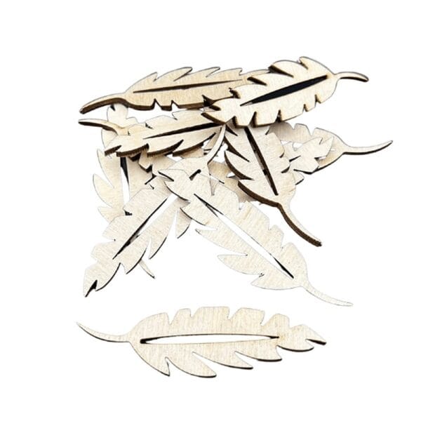 Zestaw 10 sztuk laserowo ciętych drewnianych liści ze sklejki o wymiarach 8 x 2,2 cm do dekoracji DIY.