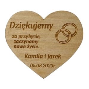 Drewniane magnesy personalizowane podziękowania dla gości weselnych w kształcie serca z wygrawerowanymi imionami Kamila i Jarek oraz datą 05.08.2023r.