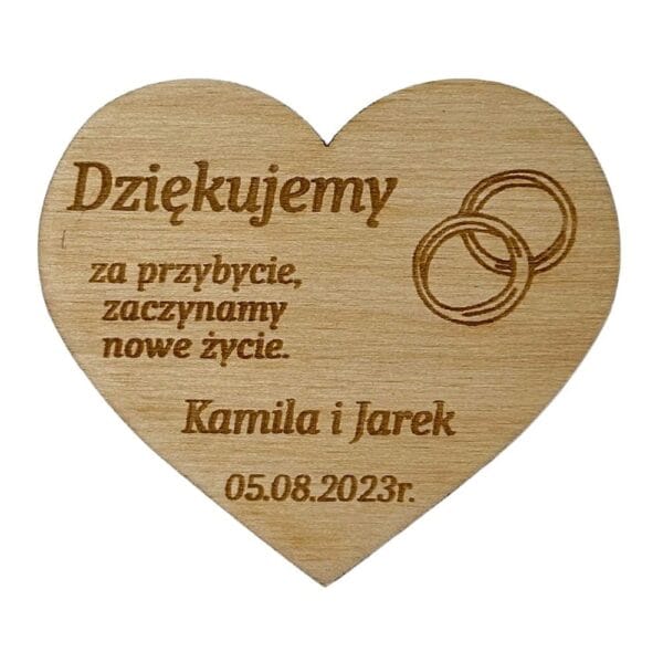 Drewniane magnesy personalizowane podziękowania dla gości weselnych w kształcie serca z wygrawerowanymi imionami Kamila i Jarek oraz datą 05.08.2023r.
