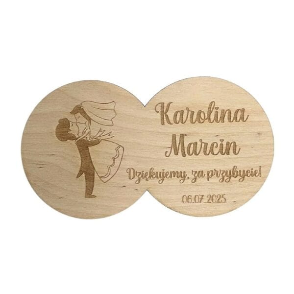 Drewniane magnesy podziękowania ślubne personalizowane z imieniem i datą z grawerem przedstawiające parę młodą.