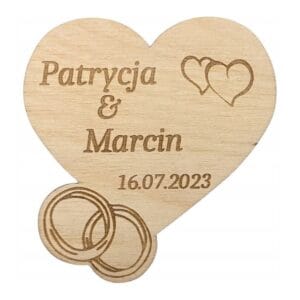 Drewniany, personalizowany magnes ślubny w kształcie serca z wygrawerowanymi imionami Patrycja i Marcin oraz datą.