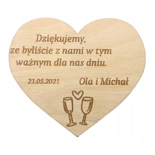 Drewniane magnesy serduszka na podziękowania weselne personalizowane imiona i data ślubu.