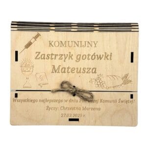 Drewniane Pudełko Koperta na Komunię z Grawerem Personalizowany Prezent Pieniężny 18 x 14,5 cm Drewniane pudełko koperta na Komunię z grawerem i personalizacją, ozdobione wstążką jutową oraz okolicznościowymi motywami.