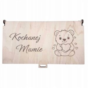 Drewniane pudełko koperta personalizowane na Dzień Mamy o wymiarach 21,5x12,4x3 cm ze sklejki 3 mm z grawerem misia.