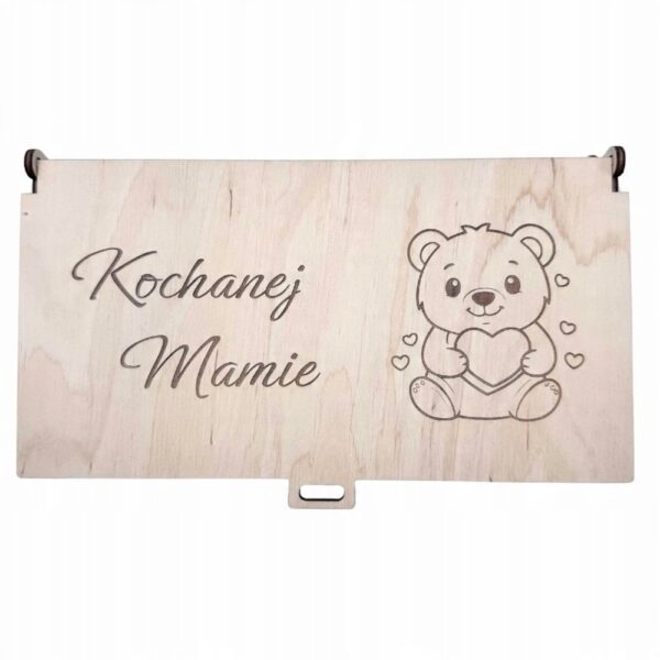 Drewniane pudełko koperta personalizowane na Dzień Mamy o wymiarach 21,5x12,4x3 cm ze sklejki 3 mm z grawerem misia.