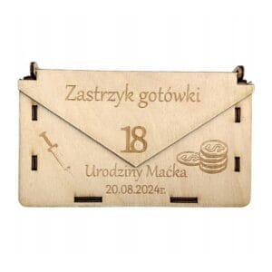 Drewniane pudełko koperta o wymiarach 17 x 10 cm z grawerem „Zastrzyk gotówki” na 18. urodziny Maćka.