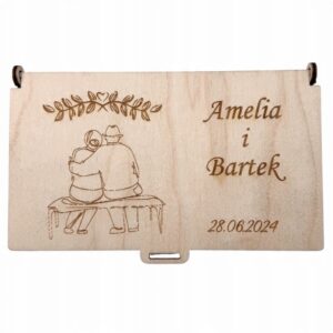 Drewniane pudełko koperta na ślub z personalizowanym grawerem laserowym, otwarte wnętrze z życzeniami i para młoda.