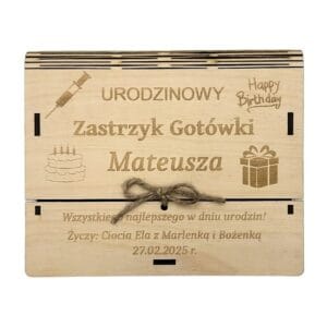Drewniane pudełko koperta z grawerem na urodziny Mateusza, przewiązane sznurkiem jutowym, ozdobione wygrawerowaną strzykawką, tortem i życzeniami.