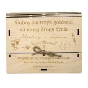 Drewniane pudełko koperta ślubna z grawerem i personalizowanymi życzeniami od dziadków.