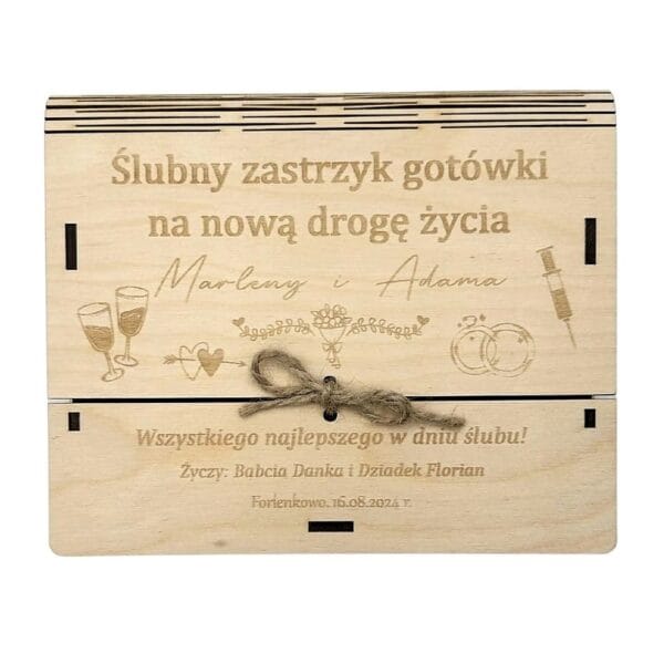 Drewniane pudełko koperta ślubna z grawerem i personalizowanymi życzeniami od dziadków.