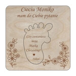 Drewniane Zaproszenie na Chrzest dla Cioci Pamiątka Stópka Drewniane zaproszenie na chrzest dla cioci w kształcie stópki z grawerem i motywem kwiatowym.